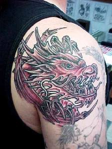 arrabbiata testa drago tatuaggio sulla spalla