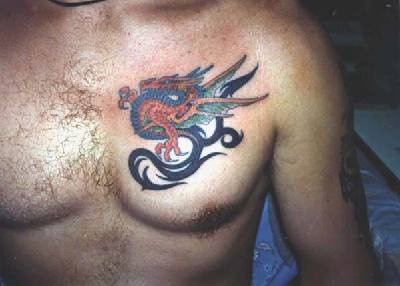 drago tribale colorato tatuaggio sul petto