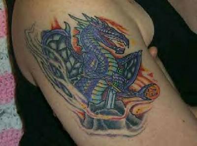 drago di medio evo con la spada tatuaggio