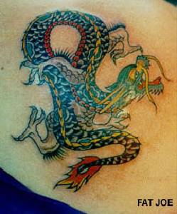 Tatuaje a color de un dragón chino con bigotes