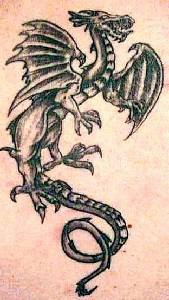 tatuaje en tinta negra de dragón