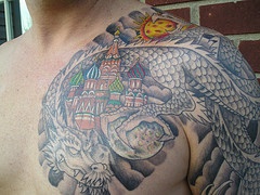 drago russo tatuaggio particolare sulla spalla
