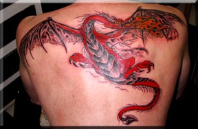 Roter Drache Tattoo am ganzen Rücken