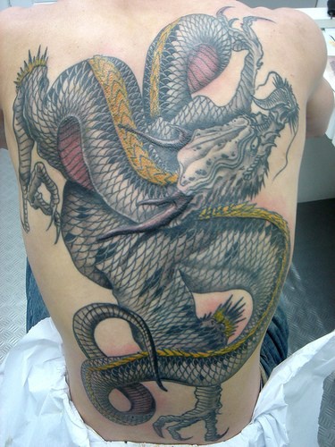 tatuaje en toda la espalda de gran dragón sepiente