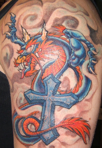 Asiatischer Drache und blaues Kreuz Tattoo
