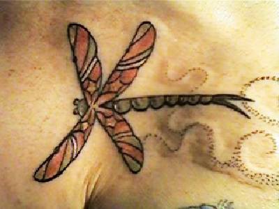 Farbiges Tattoo mit  Libelle