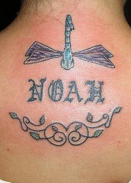 Le tatouage prénommé avec une libellule