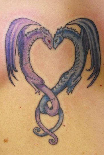 tatuaje de corazón de dos dragones