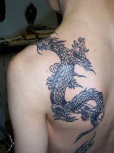 drago volante cinese largo sulla spalla tatuaggio