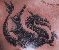 drago volante arrabbiato tatuaggio