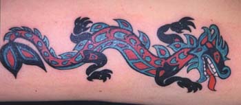 Tatuaje de un dragón chino color rojo azul