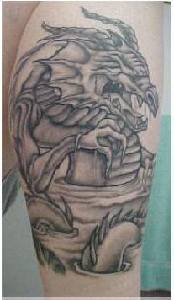 Tatuaje de dragón hydra en agua