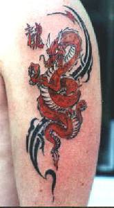 Le tatouage en style tribal de dragon chinois rouge