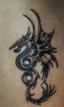 Fliegender Drache Hydra schwarze Tinte Tattoo
