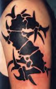 Tatuaje minimalistico representando un dragón