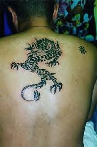 drago cinese tribale tatuaggio sulla schiena