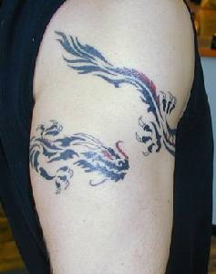 drago cinese tribale tatuaggio sul braccio