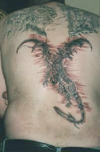 Tatuaje a toda espalda de un dragón volando