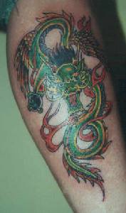 Tatuaje a color de un dragón chino con hocico abierto