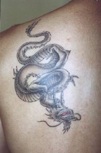 Tatuaje de un dragón chino nadando