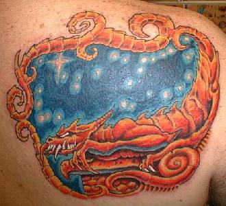 drago rosso con cielo scape tatuaggio