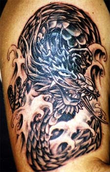 Le tatouage de dragon noir en tempête