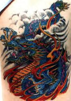 tatuaje obra de arte de dragón azul chino en llamas