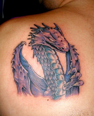 tatuaje en el hombro de grán dragón morado
