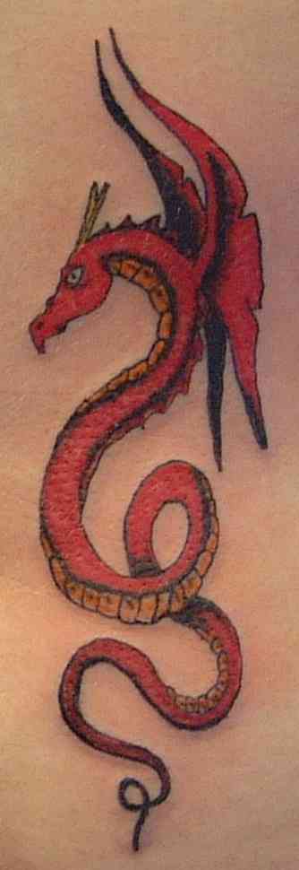 Tatuaje de dragón serpiente color rojo