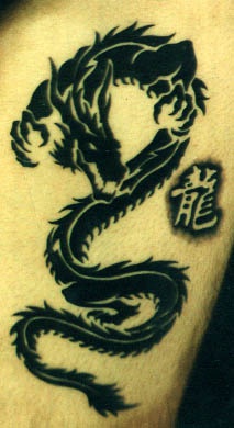 drago cinese inchiostro nero tatuaggio