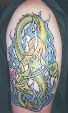 Tatuaje de un dragón verde en fuego azul