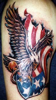 el tatuaje de la aguila con la bandera americana hecho en color en el brazo