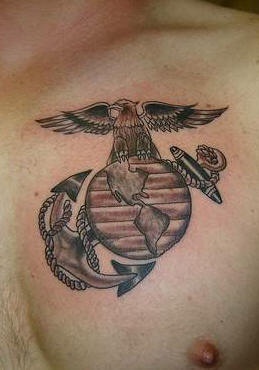 el tatuaje militar de &quotusmc"  con la planeta tierra, una aguila y una ancla