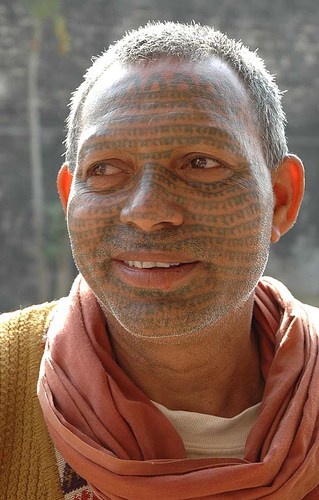 Indische Mantras Tätowierung auf Gesicht