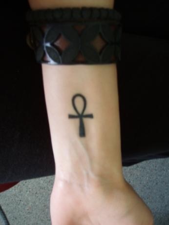 Le tatouage de Ankh égyptien sur le poignet
