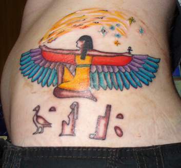 Tatuaje de símbolos egipcios  y una diosa con alas