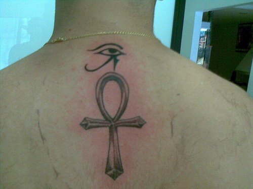 Le tatouage d’œil égyptien avec un symbole d&quotAnkh