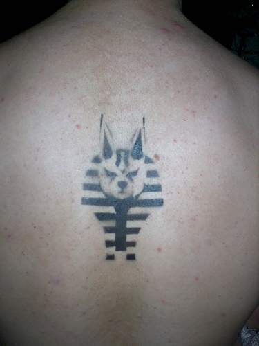 Le tatouage de visage d&quotAnubis égyptien sur le dos