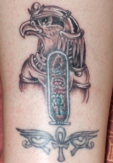 Le tatouage de déité égyptienne Horus avec des hiéroglyphes
