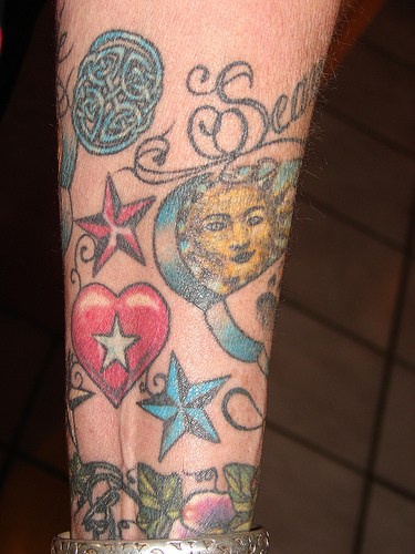 Tatuaje en el antebrazo, corazón, sol, estrellas