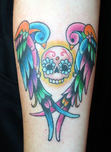 Carino tatuaggio sul braccio il teschio con due pappagalli colorati