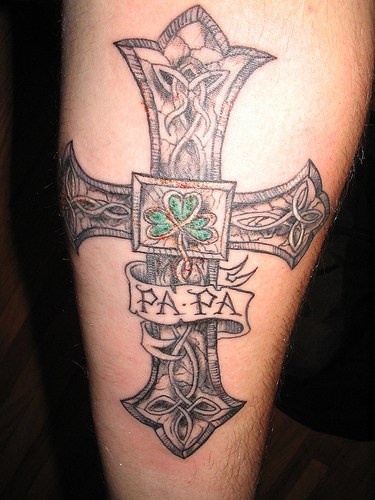 Grande croce decorato con la striscia &quotPA PA" tatuata sul braccio