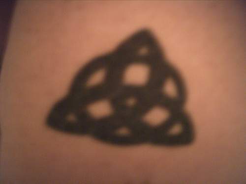 Le tatouage de nœud en symbole de trèfle à l&quotencre noir