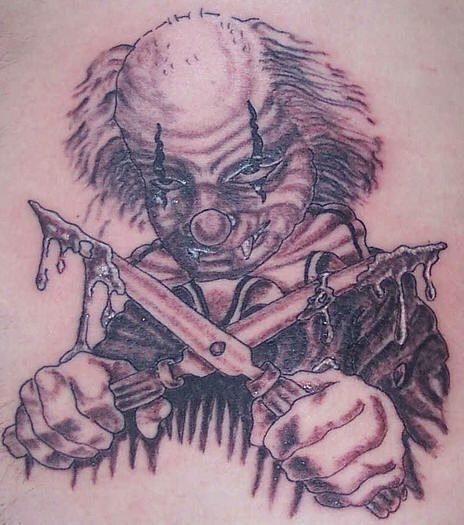 Clown méchant avec le tatouage des ciseaux en sang