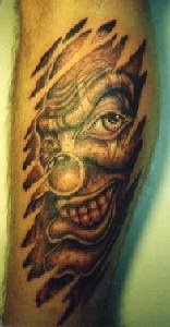 Le tatouage de regard de clown méchant de la déchirure de la peau
