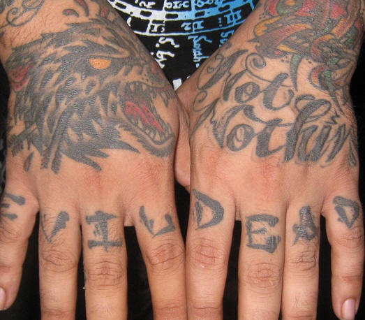 Tatuaje en los nudillos, malo muerto, letras curvadas