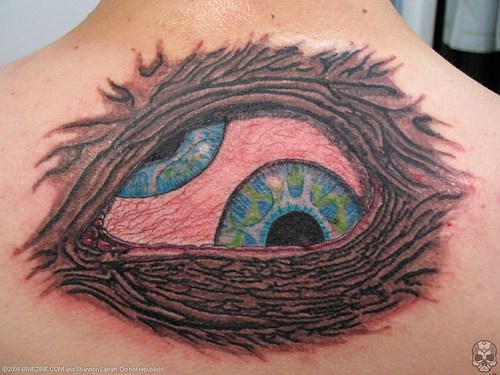 occhi in nido tatuaggio sulla schiena