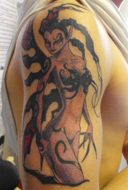 Le tatouage de méchant fée sexy sur l"épaule