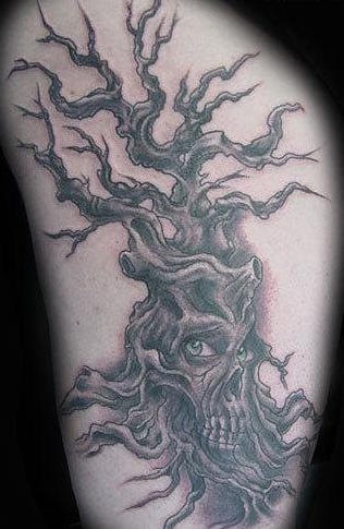 Tatuaje del árbol malicioso con la imagen del cráneo en él