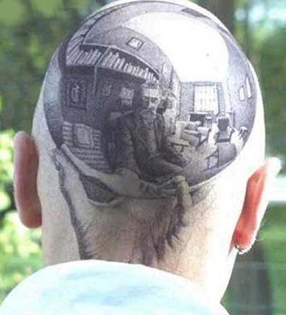 Tattoo mit Selbstbildnis von Escher auf dem Kopf